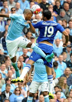 Fernandinho e Diego Costa, Manchester City x Chelsea (Foto: AP Photo / Rui Vieira)