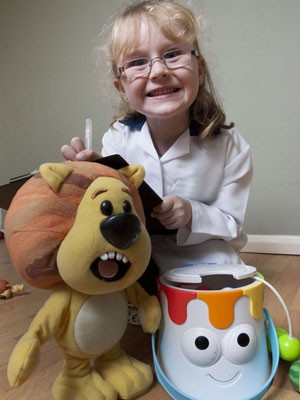 Jessica Rosbrook, testadora de brinquedos para a Tomy (Foto: Agência Cater News)