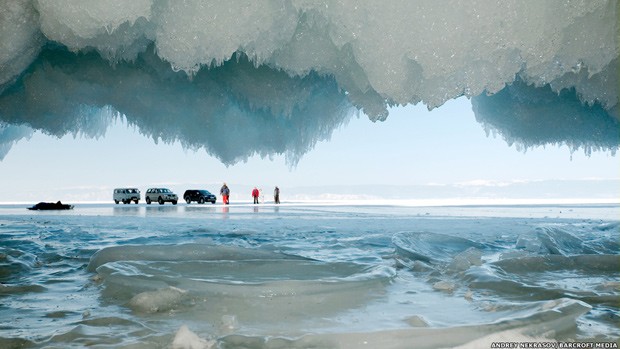 O fotógrafo Andrey Nekrasov fotografou as formações geladas de cavernas nas margems do Lago Baikal (Foto: Andrey Nekrasov/Barcroft Media)
