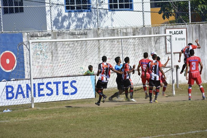 Serra e Cachoeiro empataram por 1 a 1, na tarde deste sábado, no Robertão (Foto: Adriano Barbosa/Serra FC)