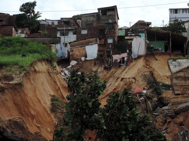 Chuva abre cratera e casas correm risco de desmoronamento no bairro de Mãe Luíza, na Zona Leste de Natal (Foto: Everaldo Costa/Inter TV Cabugi)