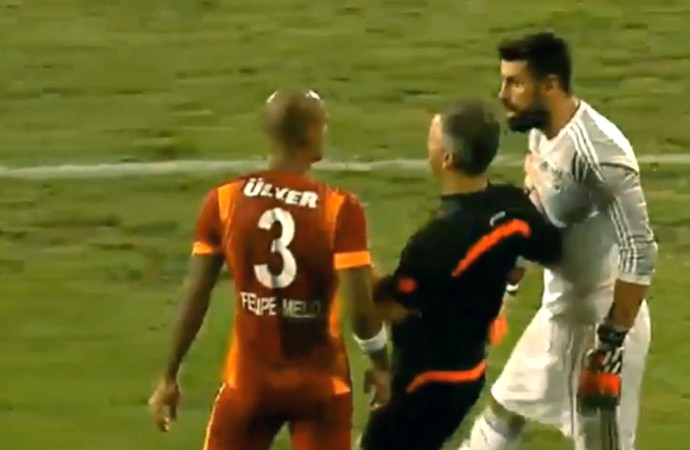 FRAME Felipe Melo trombada com goleiro jogo Galatasaray (Foto: Reprodução)