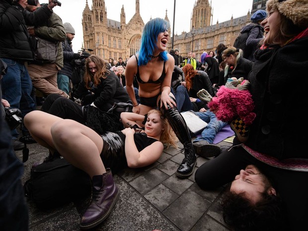 Dezenas de pessoas participam do protesto batizado de 'sentada na cara em massa' em frente ao Parlamento britânico em Londres, contra mudanças nas leis que regulam o consumo de pornografia (Foto: Leon Neal/AFP) Dezenas de pessoas participam do protesto batizado de 'sentada na cara em massa' em frente ao Parlamento britânico em Londres, contra mudanças nas leis que regulam o consumo de pornografia (Foto: Leon Neal/AFP)