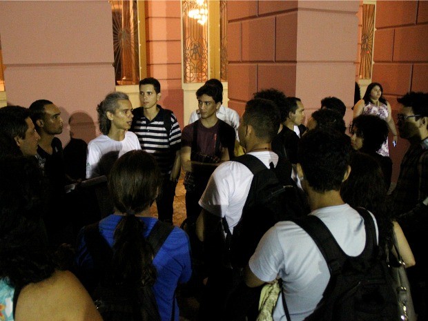 Professor de teatro (cabelo grisalho e camisa branca) organizou o protesto (Foto: Marcos Dantas/G1) Professor de teatro (cabelo grisalho e camisa branca) organizou o protesto (Foto: Marcos Dantas/G1)
