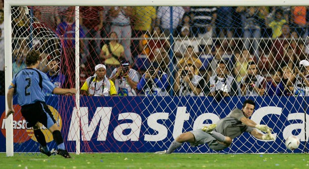 Doni brasil pega pênalti LUgano (Foto: Agência Reuters)