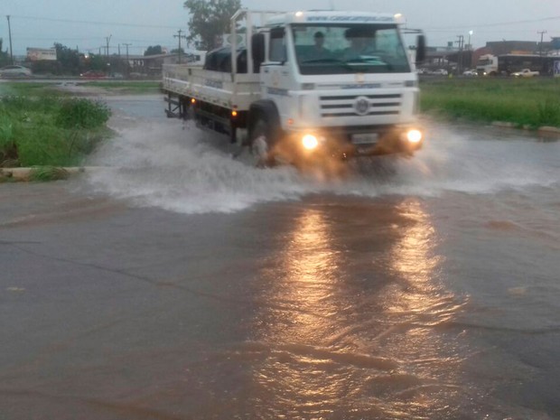 Chuva alagou ruas e inundou casas em Luís Eduardo Magalhães (Foto: Edivaldo Braga/Blog Braga)