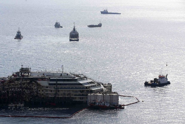 O navio Costa Concordia é cercado por outros barcos durante operação para levantá-lo na costa italiana nesta segunda-feira (14) (Foto: Alessandro Bianchi/Reuters)