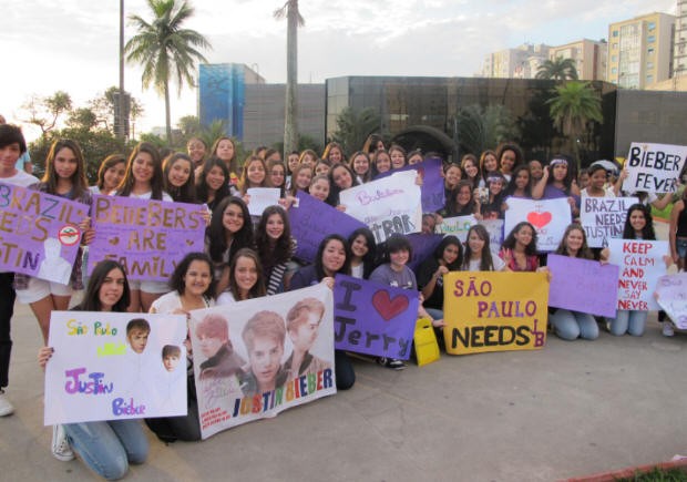 Fãs de Justin Bieber se encontraram em Santos, SP (Foto: Anna Gabriela Ribeiro/G1)