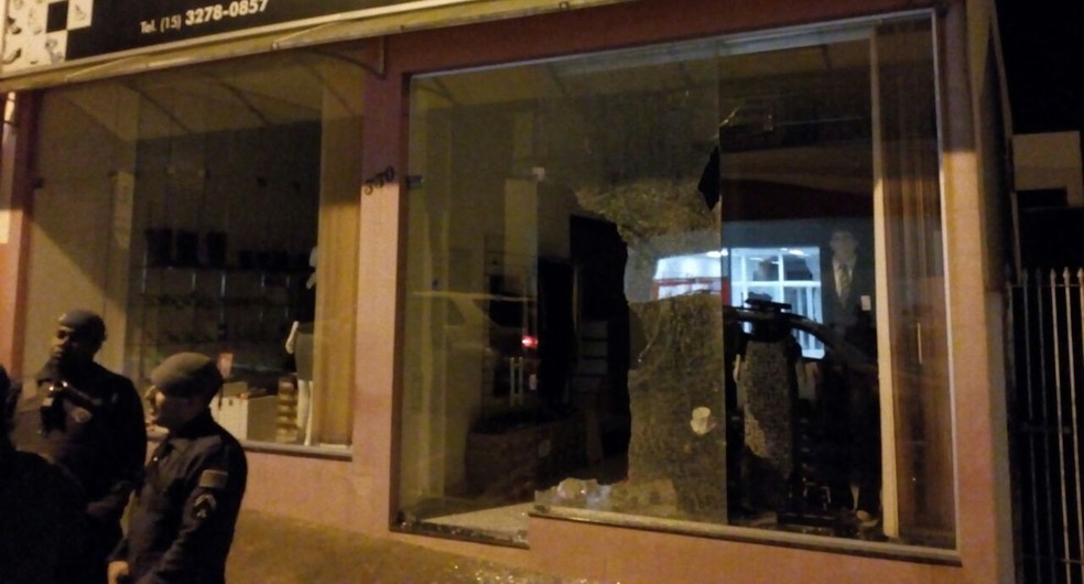 Fachada de loja foi danificada pelos explosivos usados nas agências (Foto: Sérgio Santos/ Blog do Sérgio Santos)