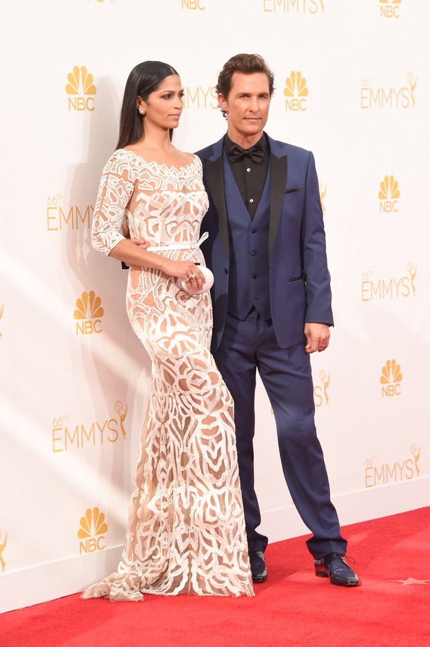 Camila Alves e Matthew McConaughey no Emmy (Foto: AFP)