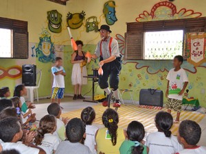 Palhaços fazem atividades com crianças da comunidade Beira da Linha, no Alto do Mateus (Foto: Michel Araújo/Projeto Beira da Linha)
