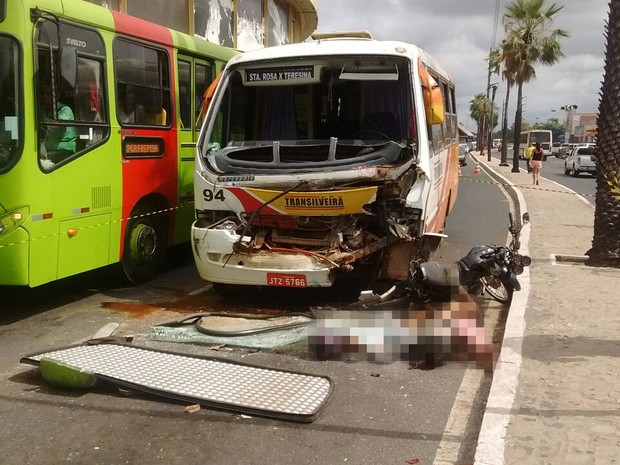 Acidente deixou duas pessoas mortas em Teresina (Foto: Renan Nunes/TV Clube)