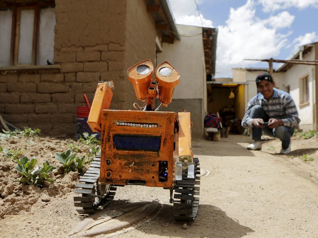 Esteban Quispe, de 17 anos, construiu uma réplica do robô Wall-E (Foto: David Mercado/Reuters)
