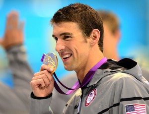 Phelps com a medalha de ouro do revezamento 4x100 medley natação (Foto: AFP)