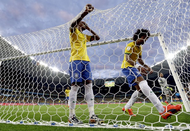 Jogadores brasileiros lamentam mais um gol marcado pela Alemanha durante a partida (Foto: EFE/Fernando Bizerra Jr.)