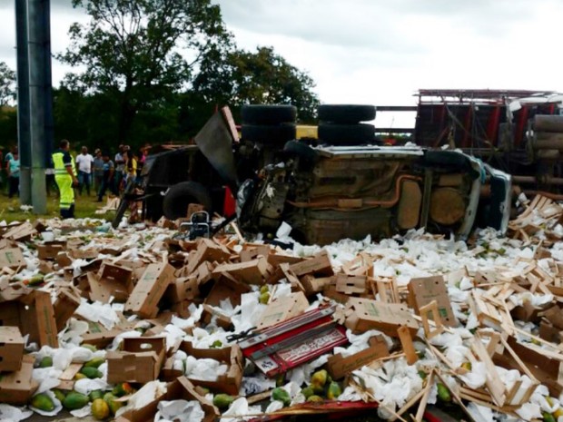 Acidente na Fernão Dias matou três pessoas no local e outra morreu no hospital (Foto: Polícia Rodoviária Federal)