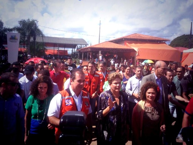 Dilma visita desabrigados pela cheia em Rio Branco (Foto: Nayanne Santana/Secom Acre)