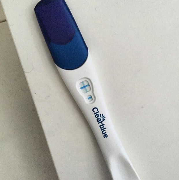 Bar Refaeli mostra teste de gravidez positivo (Foto: Instagram / Reprodução)