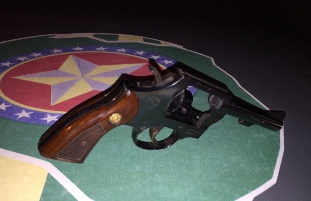 Com o suspeito, polícia apreendeu uma arma calibre 38 em Goiânia, Goiás (Foto: Divulgação/PM)