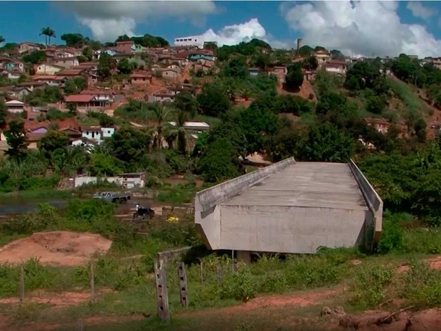 Ponte em Medeiros Neto começou a ser construída em 2009 e em 2017 ainda não havia sido concluída na Bahia (Foto: Imagem/TV Santa Cruz)