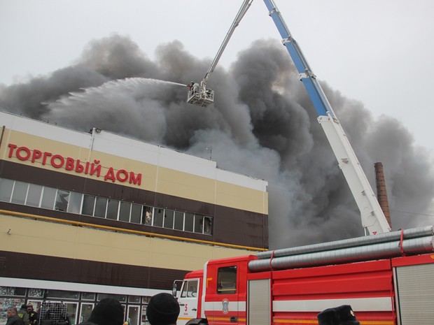 Bombeiros combatem incndio em centro comercial de Kazan, na Rssia, na quarta-feira (11) (Foto: AP Photo/Ministrio Russo de Situaes de Emergncia)