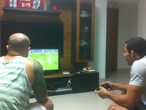 José Aldo joga videogame no dia do aniversário (Foto: Reprodução/ Twitter)