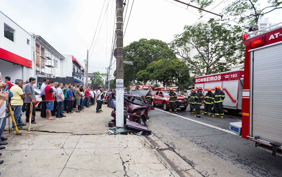 Bombeiros socorrem vítimas de batida no Ipiranga (Foto: Paulo Lopes/Futura Press/Estadão Conteúdo)