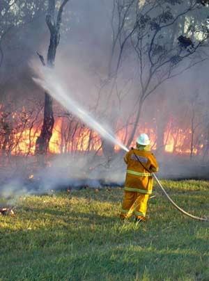 Bombeiro combate incêndio em Green Point, no estado australiano de Nova Gales do Sul, nesta terça-feira (8) (Foto: AFP)