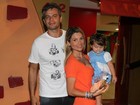 Flávia Alessandra e Otaviano Costa levam a filha a aniversário