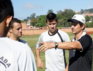 Wagner de Moraes orienta jogadores do XV em treino (Foto: Divulgação XV de Piracicaba)