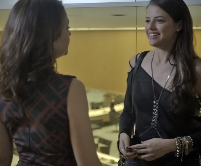 Giovanna revela toda verdade sobre Angel e Alex para Carolina (Foto: TV Globo)
