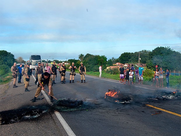 Moradores fecham BR-101 em protesto por redutores de velocidade (Foto: Anderson Bella / MidiaReconcavo)