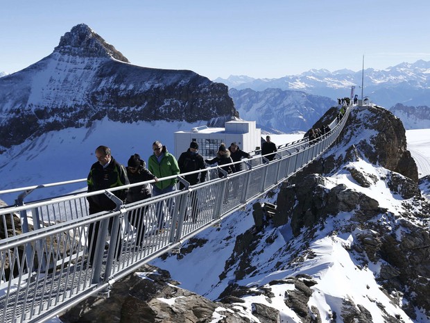 Turistas apreciam a vista do alto da passarela (Foto: Denis Balibouse/Reuters)