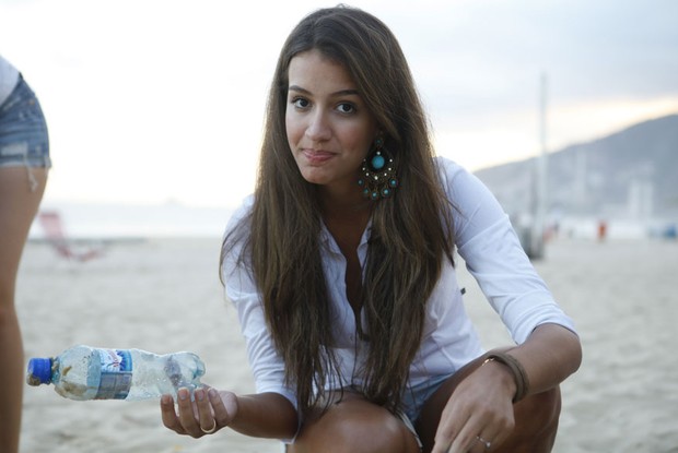 Geórgia mostra garrafa de plástico que estava jogada na areia da praia (Foto: Caldeirão/TVGlobo)
