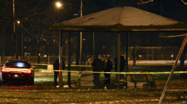 Garoto apontava réplica de pistola para pessoas que passavam em parque nos Estados Unidos (Foto: AP) Garoto apontava réplica de pistola para pessoas que passavam em parque nos Estados Unidos (Foto: AP)