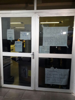 Prédio teve a entrada fechada pelos professores (Foto: Zete Padilha/ RBS TV)