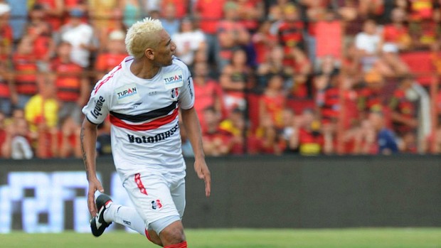 sport x santa cruz flávio caça-rato (Foto: Antônio Carneiro / Pernambuco Press)