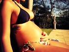 De biquíni, Renata Fontes exibe barriguinha de grávida
