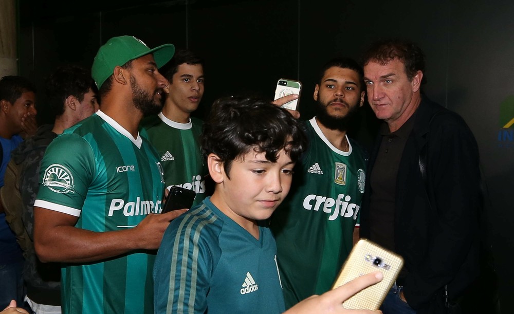  Assediado por torcedores, Palmeiras desembarca no RJ para enfrentar o Fla