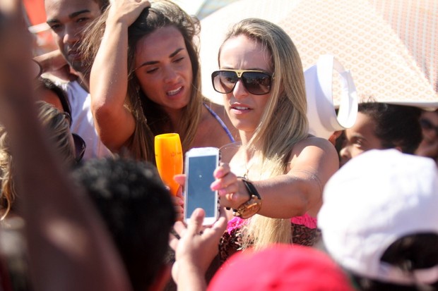 Nicole Bahls na praia da Barra da Tijuca, RJ (Foto: Marcos Ferreira / FotoRioNews)