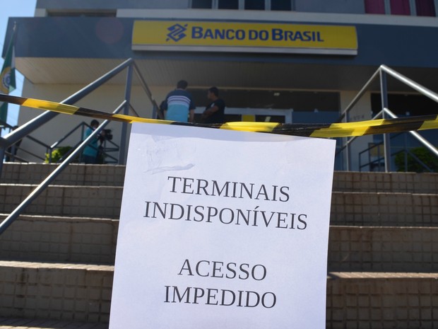 Caixas eletrônicos são arrombados em Cacoal, RO (Foto: Magda Oliveira/G1)