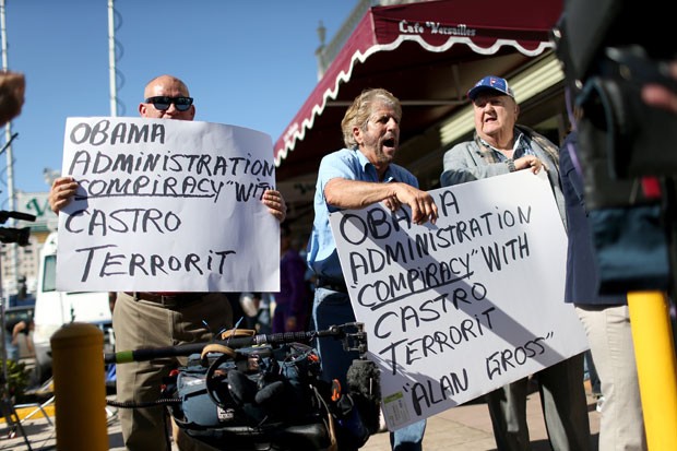 Cubanos radicados em Miami protestam contra concessões de Obama a Cuba e contra a reaproximação dos dois países (Foto: JOE RAEDLE / GETTY IMAGES NORTH AMERICA / AFP)