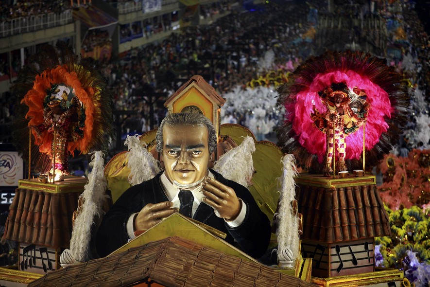 A Vila Isabel levou a música erudita para o sambódromo. Com enredo homenageando o maestro Isaac Karabtchevsky, teve carro alegórico com o rosto de Villa Lobos