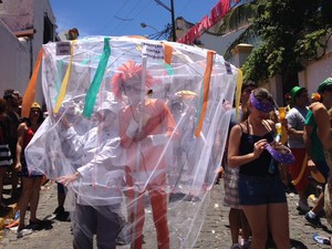 Para se proteger do Aedes Aegypti, empresário leva mosquiteiro para carnaval de Olinda (Foto: Lorena Andrade / G1)