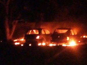 Em Macaíba, dois carros particulares foram incendiados próximo ao Campo das Mangueiras (Foto: PM/Divulgação)