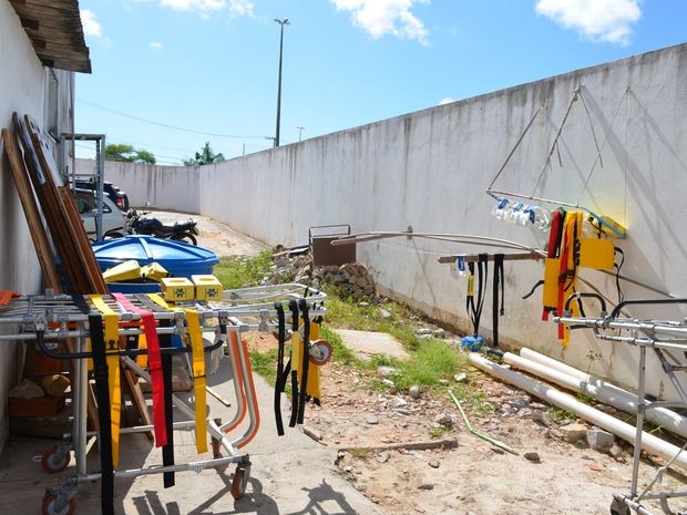 Área onde os coletes e cintos das macas secam e caixa d'água no chão e em local de fácil acesso à população (Foto: Marina Fontenele/G1)