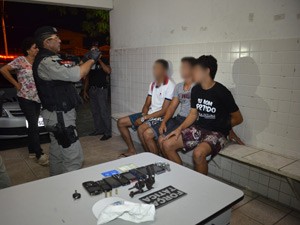 Jovens foram presos em flagrante por roubo no bairro dos Bancários  (Foto: Walter Paparazzo/G1)