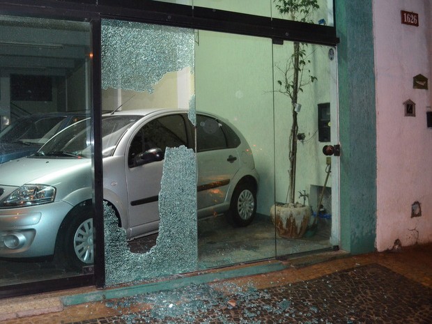 Loja de veículo teve vidro estourado durante manifestação em Piracicaba (Foto: Fernanda Zanetti/G1)
