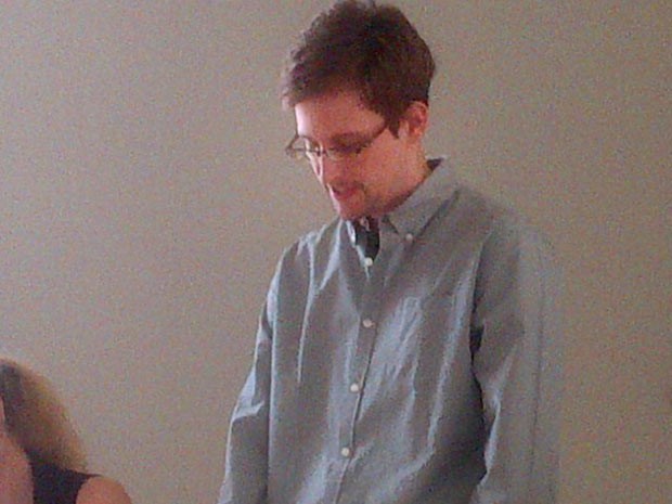 O ex-consultor americano Edward Snowden é visto nesta sexta-feira (12) em Moscou, em imagem divulgada pela Human Rights Watch (Foto: AFP)