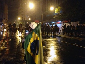 Na Borges, cavalaria em frente a manifestante com máscara de gás (Foto: Diego Guichard/G1)